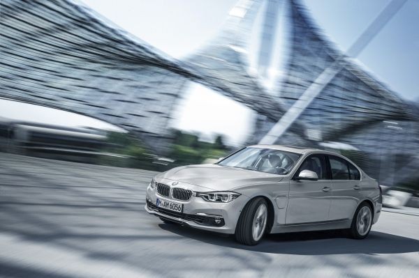 P90194626_lowRes_bmw-330e-09-2015